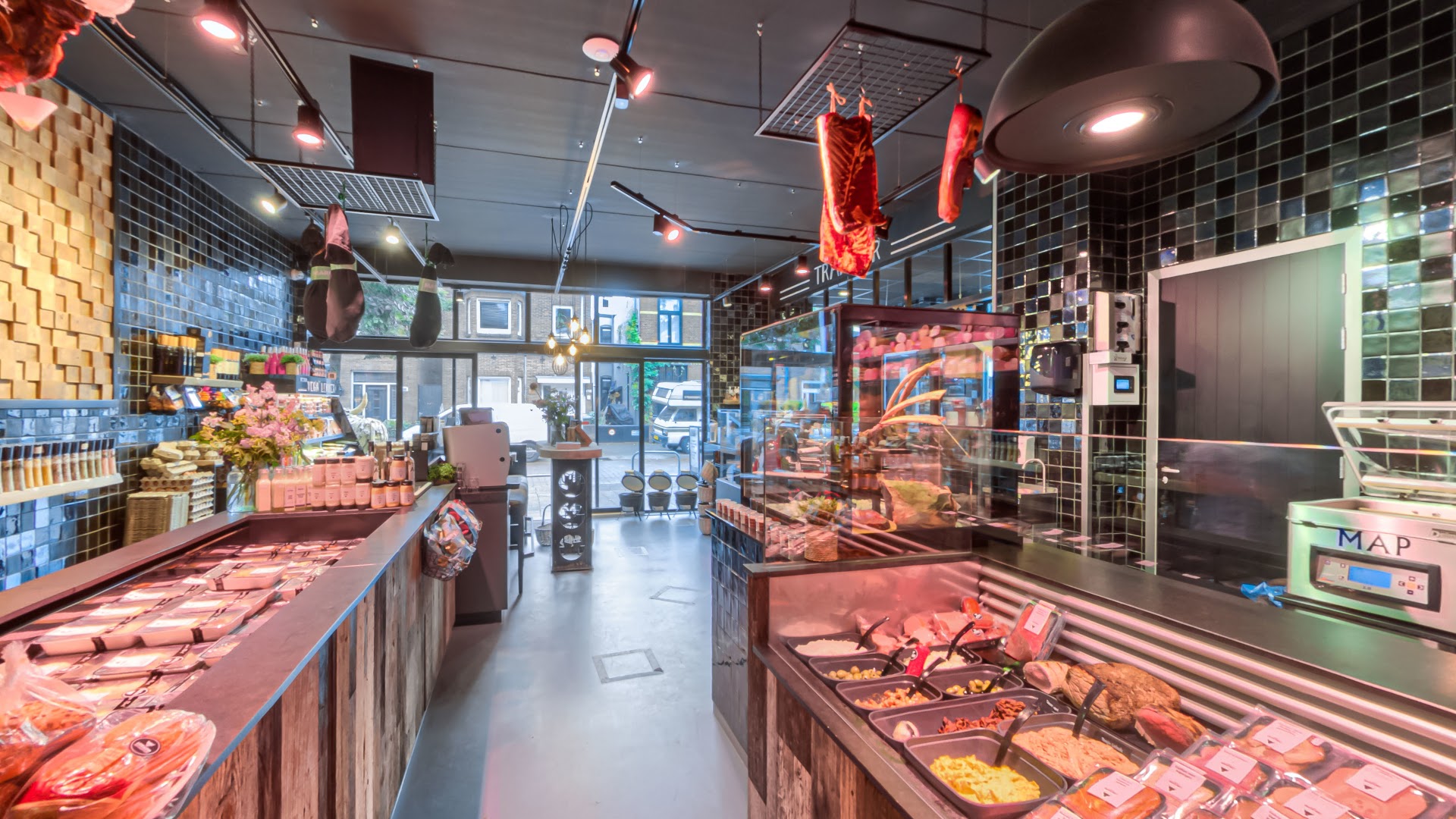 Binnen in de winkel van Maison Moes, met vleestoonbanken en specialiteiten