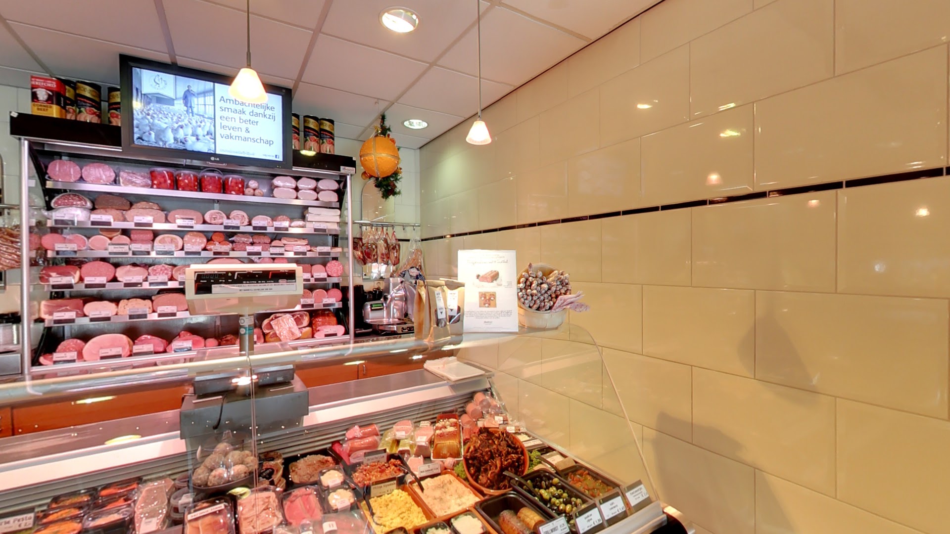 Vleeswaren en toonbank bij Maison Moes